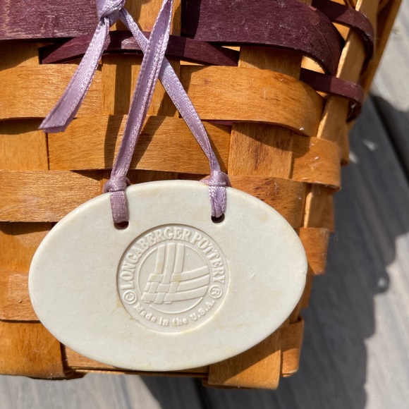 Longaberger 1994 Basket 6 1/2” x 6 1/2“ lilac cloth liner and ceramic ornament - Picture 4 of 5